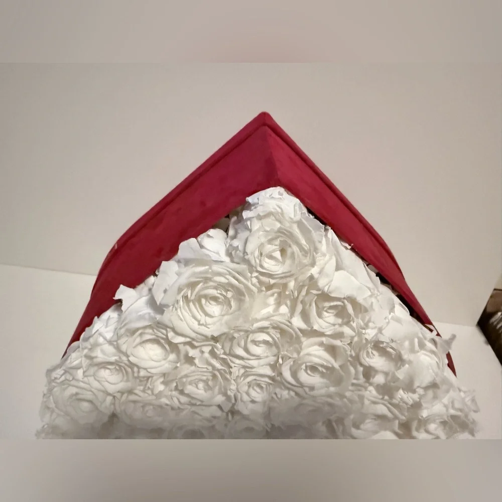Venus Et Fleur Large Heart-Shaped Box with 36 Eternity White Roses - Picture 9 of 16